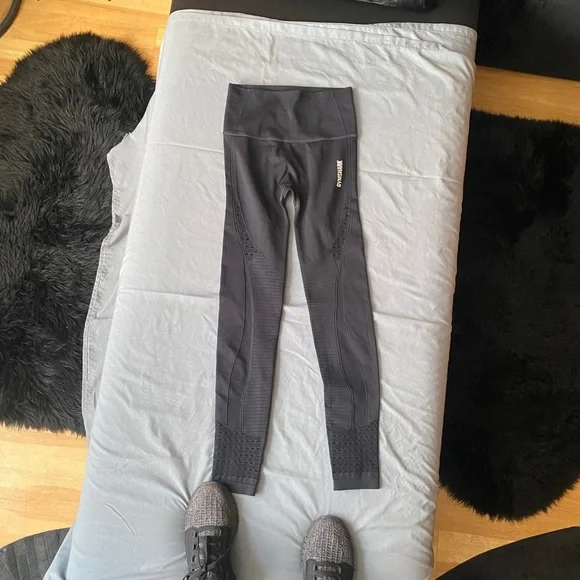 Gymshark black energy seamless butt lift perforated leggings size XS - Picture 5 of 6